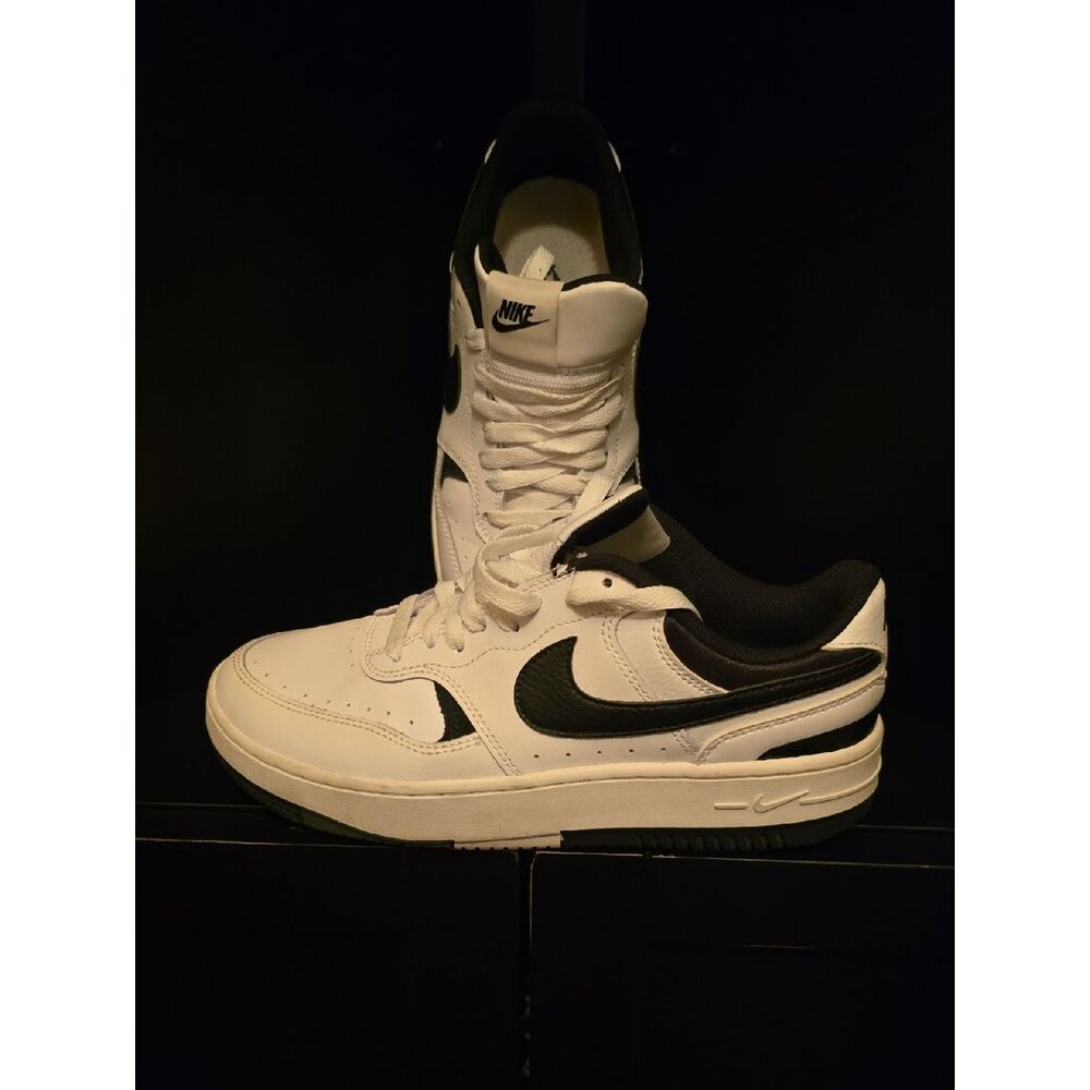 Nike GAMMA FORCE Size 8 White and Black Low-Top Sneakers with Swoosh. Wore2x